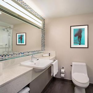 Queen Room Mobility or hearing accessible